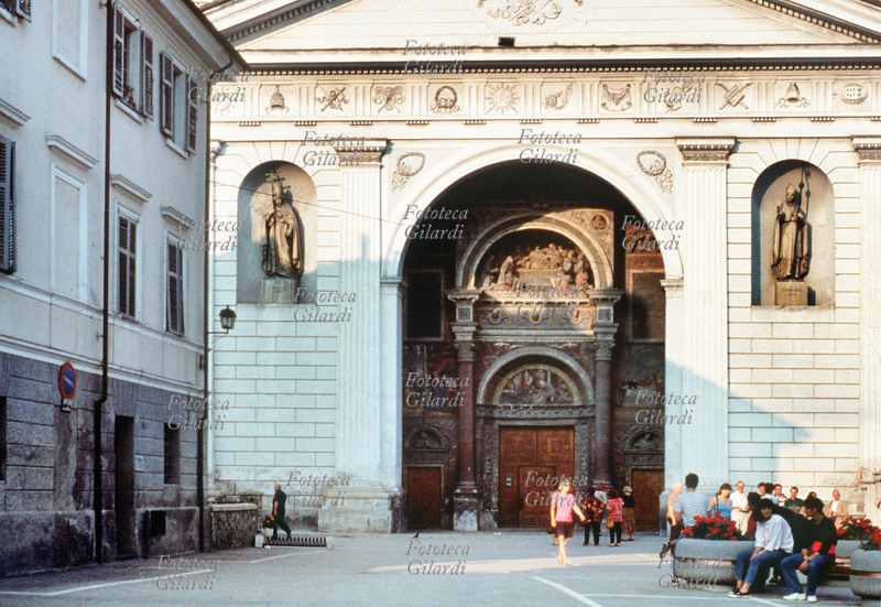 AOSTA Veduta della piazza antistante la cattedrale e la facciata. La cattedrale risale al IV secolo; la struttura primitiva fu sostituita nel XI secolo da una chiesa dedicata allAssunta. Nel Quattrocento e Cinquecento fu arricchita e ristrutturata. Fotografia di Patrizia Piccini, Aosta 1991