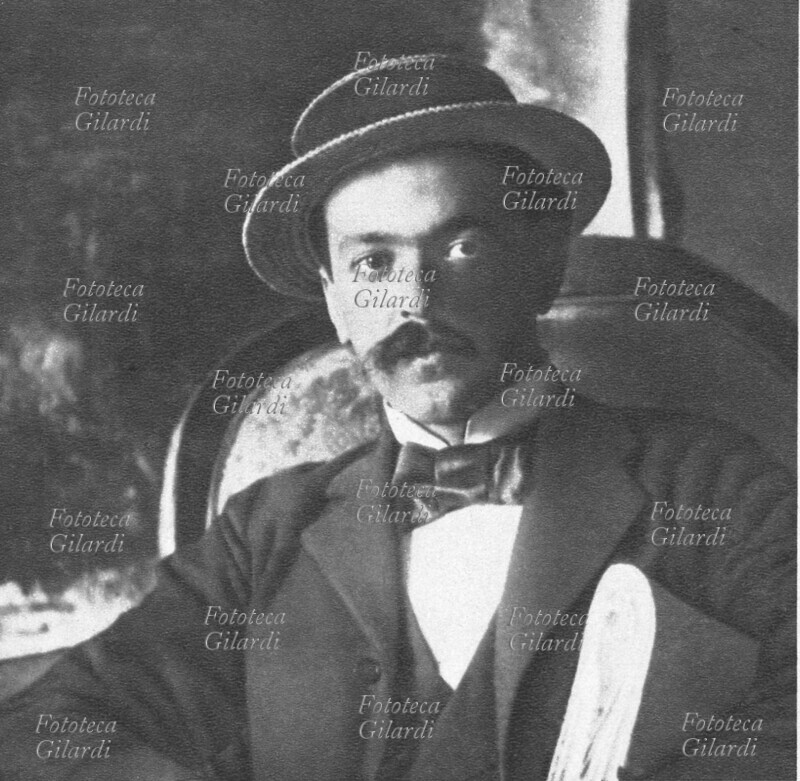 Italo SVEVO (Ettore Schmitz, 19 dicembre 1861 – 13 settembre 1928) Ritratto fotografico con cappello dello scrittore triestino. Nella foto, egli ha sotto braccio le bozze del suo secondo romanzo \
