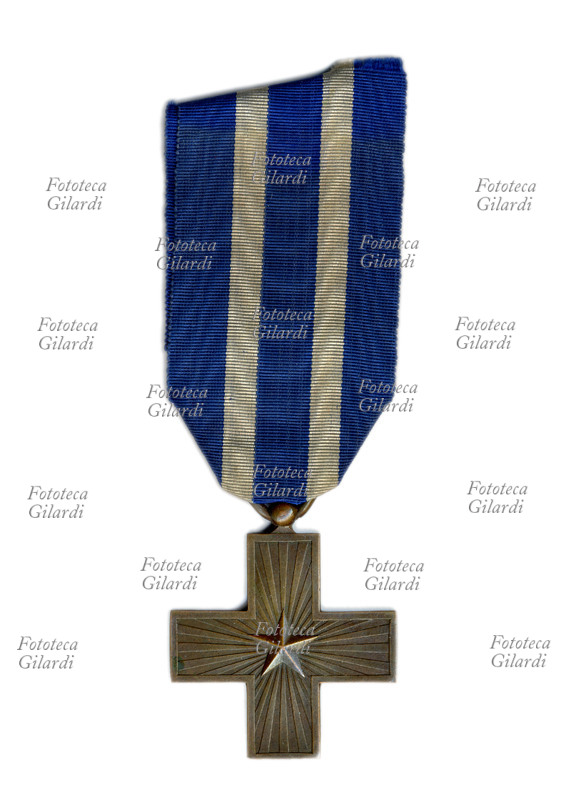 MEDAGLIA Croce al Merito di Guerra, decorazione al Valor Militare di grado più basso, conferibile solo in caso di guerra, e fu istituita da Vittorio Emanuele III con Regio Decreto n° 205, del 19 gennaio 1918