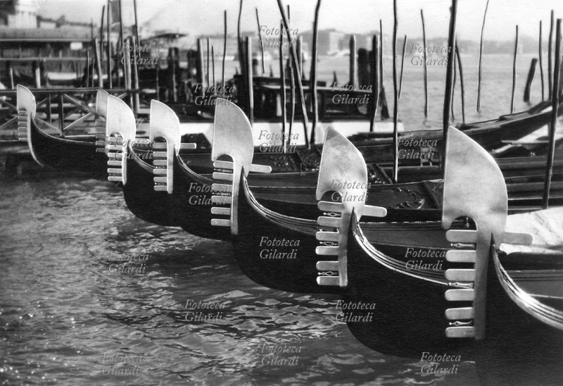 VENEZIA Gondole attraccate ad un molo, dettaglio dei caratteristici \