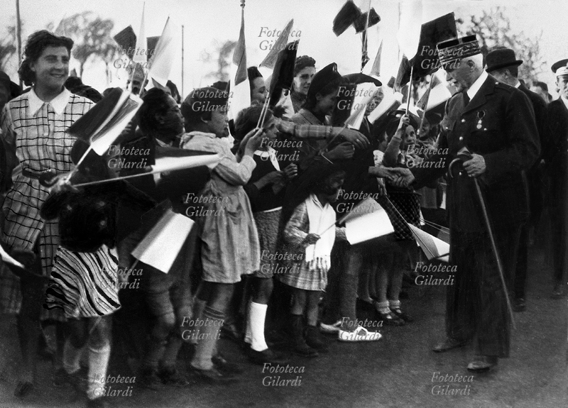 II GUERRA MONDIALE Il Maresciallo Philippe Pétain (24 aprile 1856 – 23 luglio 1951), capo del governo collaborazionista di Vichy, in vista a Marsiglia è accolto dalle donne e dai bambini che sventolano bandiere tricolori. Francia, 1940