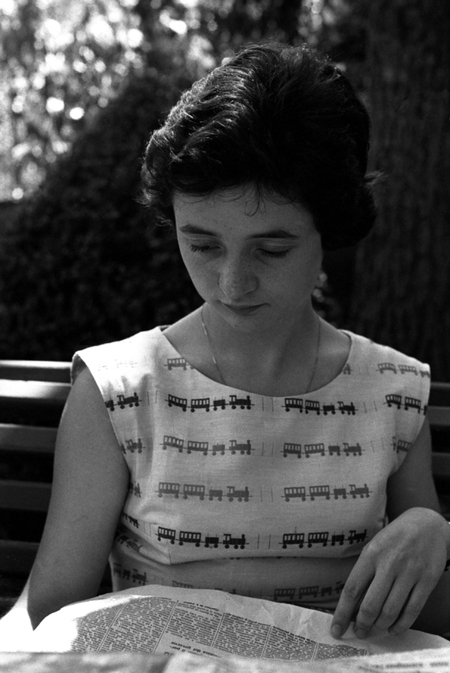 GIOVANE IN LETTURA GIOVANE IN LETTURA