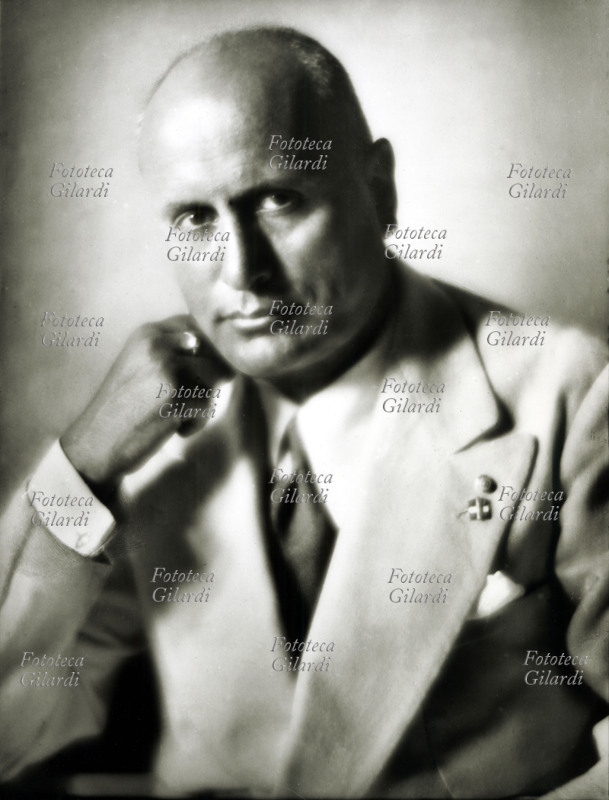 Benito MUSSOLINI (29 luglio 1883 – 28 aprile 1945), politico e dittatore italiano, fondatore del fascismo. Ritratto fotografico ufficiale eseguito da Ghitta Carell (20 settembre 1899 – 18 gennaio 1972), fotografa ungherese naturalizzata italiana, ritrattista ufficiale dei reali d\