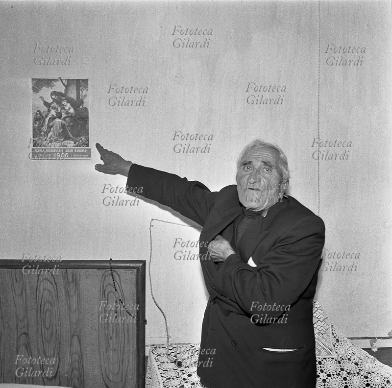 CASTELSARACENO (PZ) un uomo anziano indica un\