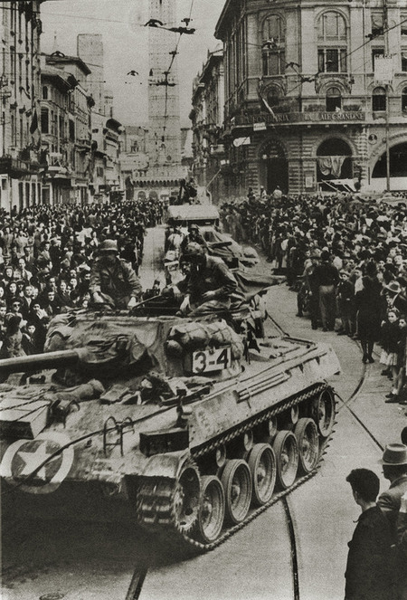 AMERICANI ENTRANO A BOLOGNA LIBERATA DAI PARTIGIANI