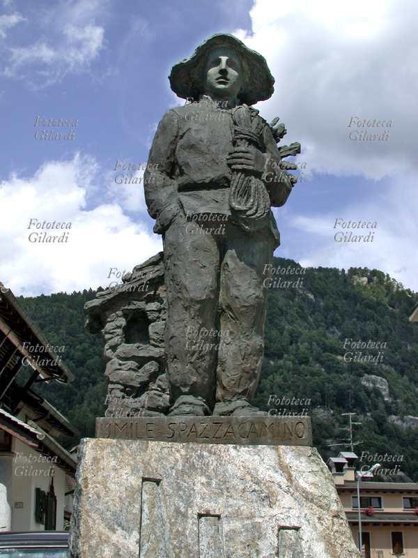 SPAZZACAMINO Monumento dedicato allo Spazzacamino \