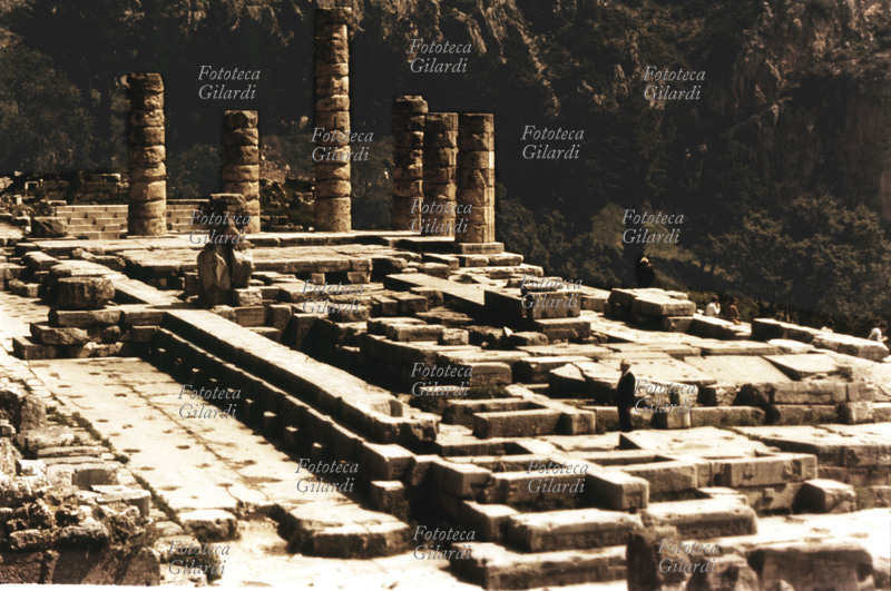 ANTICA GRECIA Delfi, veduta fotografica delle rovine del Tempio di Apollo. Grecia, IV secolo a.C.