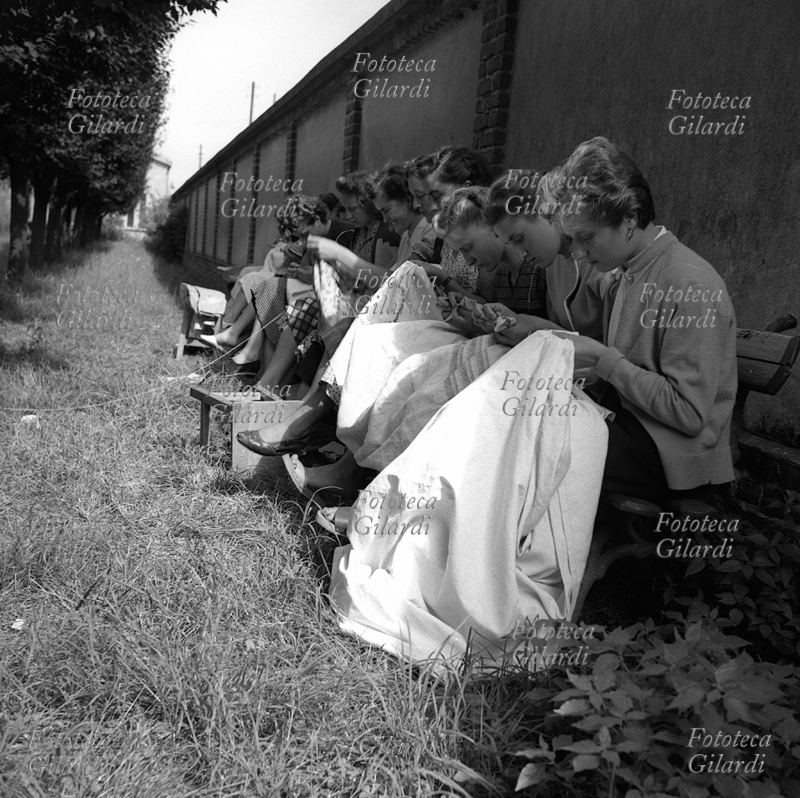 STORIA DEL MOVIMENTO OPERAIO nel corso delle lotte contro la smobilitazione ed i licenziamenti, giovani lavoratrici del Cotonificio Valle Ticino passano cucendo, ricamando o lavorando a maglia le interminabili ore dell\