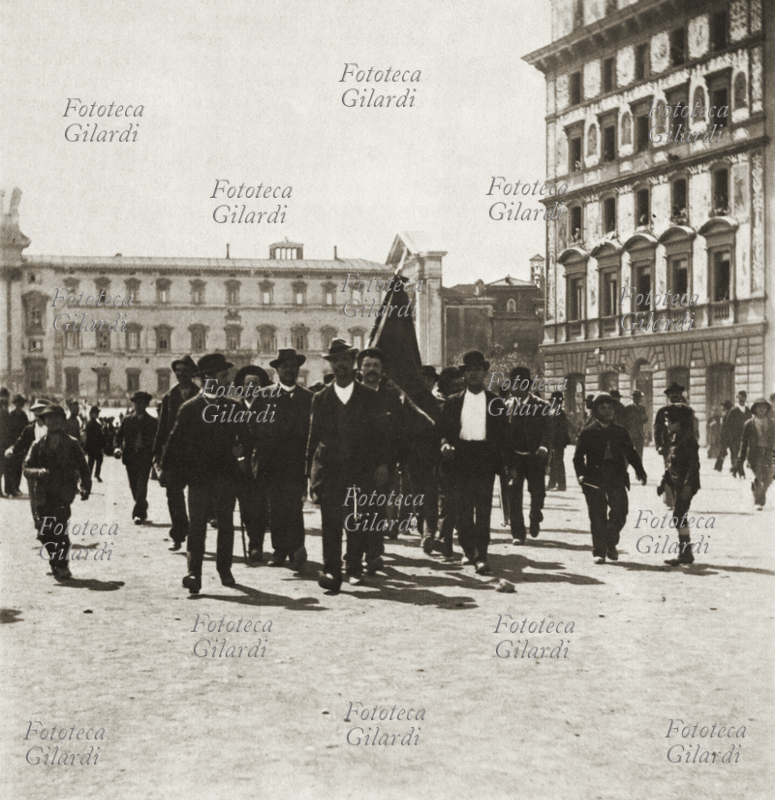 PRIMO MAGGIO Manifestazione pacifica svoltasi a Roma in piazza Santa Croce di Gerusalemme, al seguito di una bandiera rossa. Poco dopo si crearono dei disordini, scaturiti dopo le proteste impreviste dell\