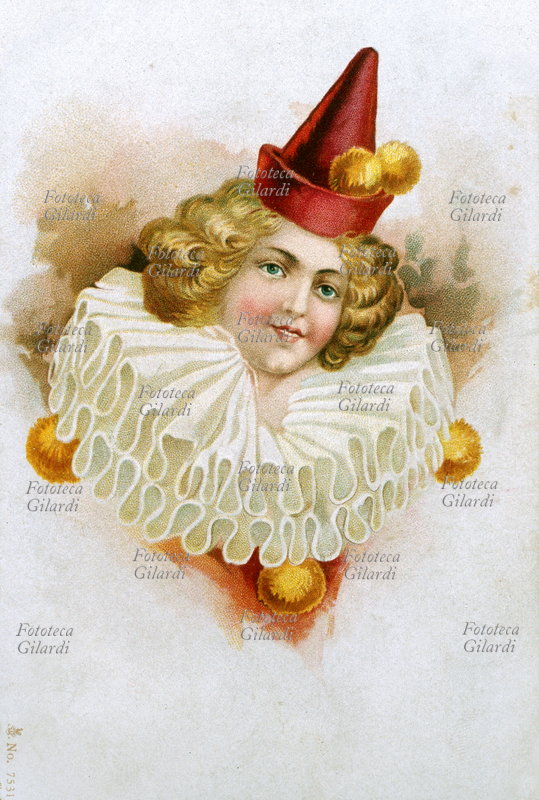 CIRCO giovane clownesse sorridente, ritratto a mezzo busto con ampia gorgiera, cappello a pan di zucchero rosso e pon pon gialli. Cromolitografia di Oskar Roick (1870-1926), Torino 1900.