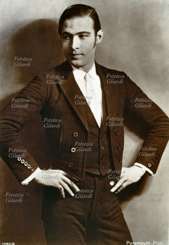 Rudolph VALENTINO (Rodolfo Guglielmi, 1895-1926) ritratto quasi a figura intera, del periodo in cui si girava il film \