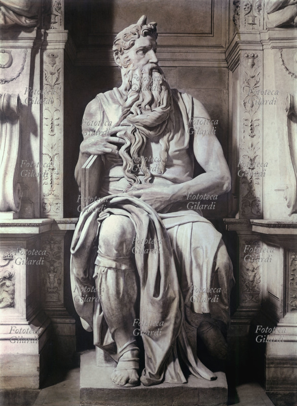 MICHELANGELO BUONARROTI (1475-1564) Mosè, scultura in marmo (1516) nella Chiesa di San Pietro in Vincoli, a Roma. Il patriarca con i raggi divini sulla fronte ha sotto il braccio destro le Tavole della Legge. Fotografia, 1960 circa