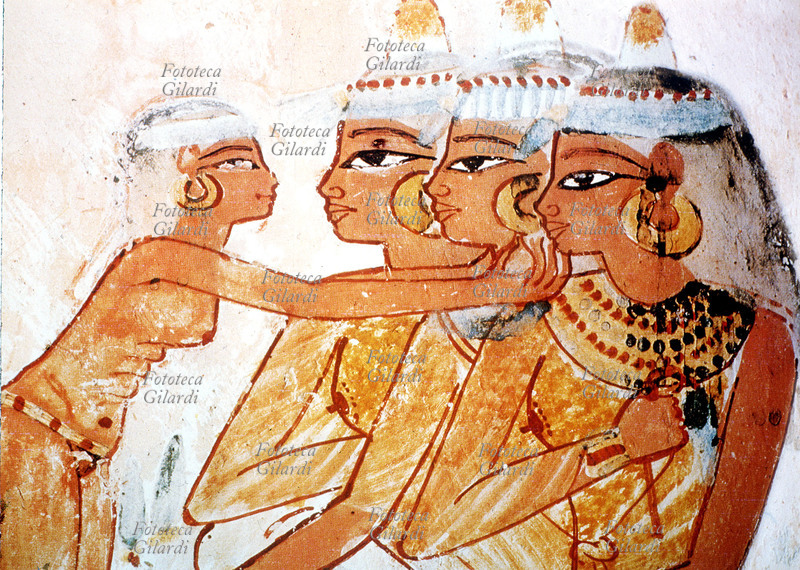 EGITTO Tre ancelle con donna addetta alla cura della loro persona. Le tre donne hanno gli occhi evidenziati dal trucco e portano grandi orecchini d\