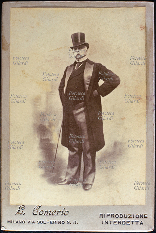 RITRATTO maschile a figura intera, eseguito in atelier, in piedi. L\