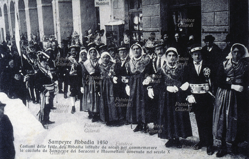 TRADIZIONI POPOLARI Sampeyre Abbadia 1930. In strada i costumi delle feste dell\