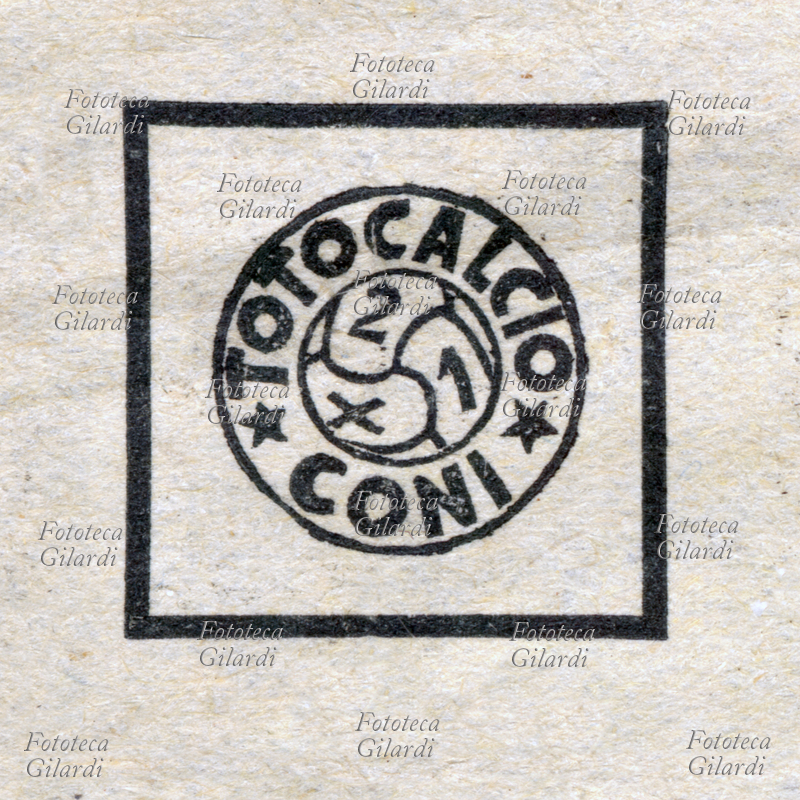 TOTOCALCIO marchio del Comitato Olimpico Nazionale Italiano - Totocalcio, (acronimo CONI) dettaglio da schedina dal concorso pubblico a premi abbinato ai pronostici del campionato di calcio italiano. Il Totocalcio fu ideato dal giornalista Massimo Della Pergola (1912 – 2006) e lanciato nel 1946 dalla società SISAL, dal 1948 è gestito direttamente dal CONI. Italia, 1950.