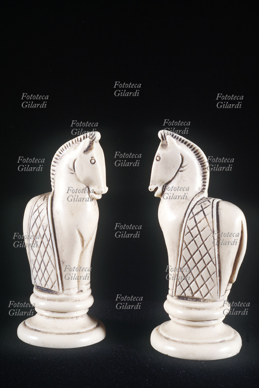 CHESS Pair of white horses. Pieces made of ivory, the figures are inspired in shape by the medieval era. Italy, 1940s.