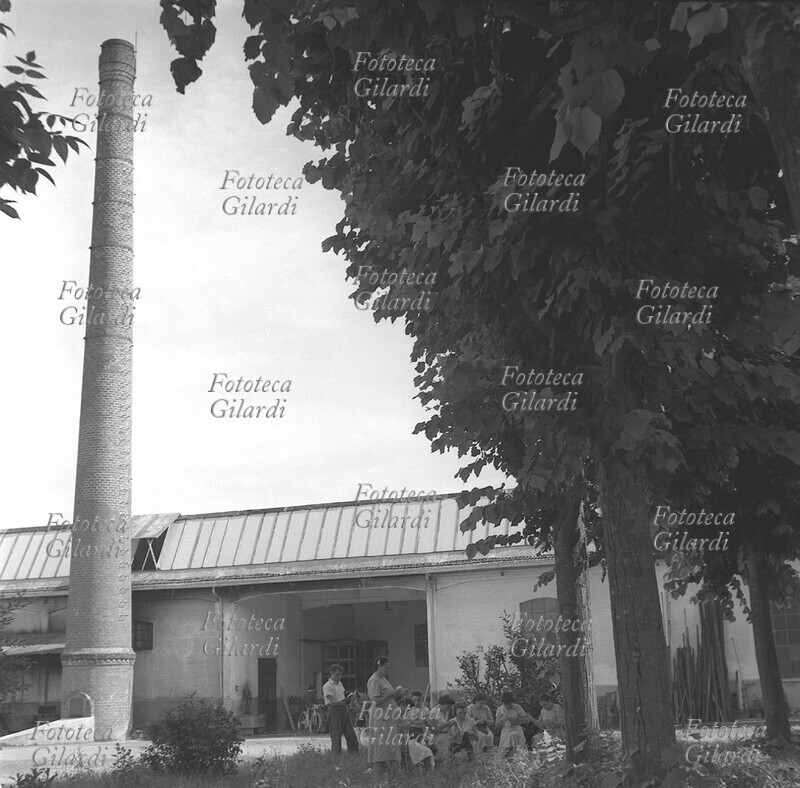 STORIA DEL MOVIMENTO OPERAIO nel corso delle lotte contro la smobilitazione ed i licenziamenti, le lavoratrici del Cotonificio Valle Ticino passano le interminabili ore dell\