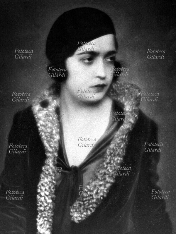 Ghitta CARELL (20 settembre 1899 – 18 gennaio 1972), ritratto della contessa Laura Sforza. La Carell fu la fotografa ufficiale dei reali d\