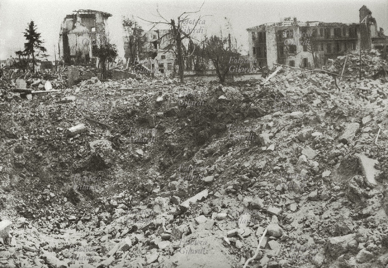 II GUERRA MONDIALE Firenze: un quartiere distrutto dopo il bombardamento della città del 2 marzo, veduta fotografica. Italia 1944