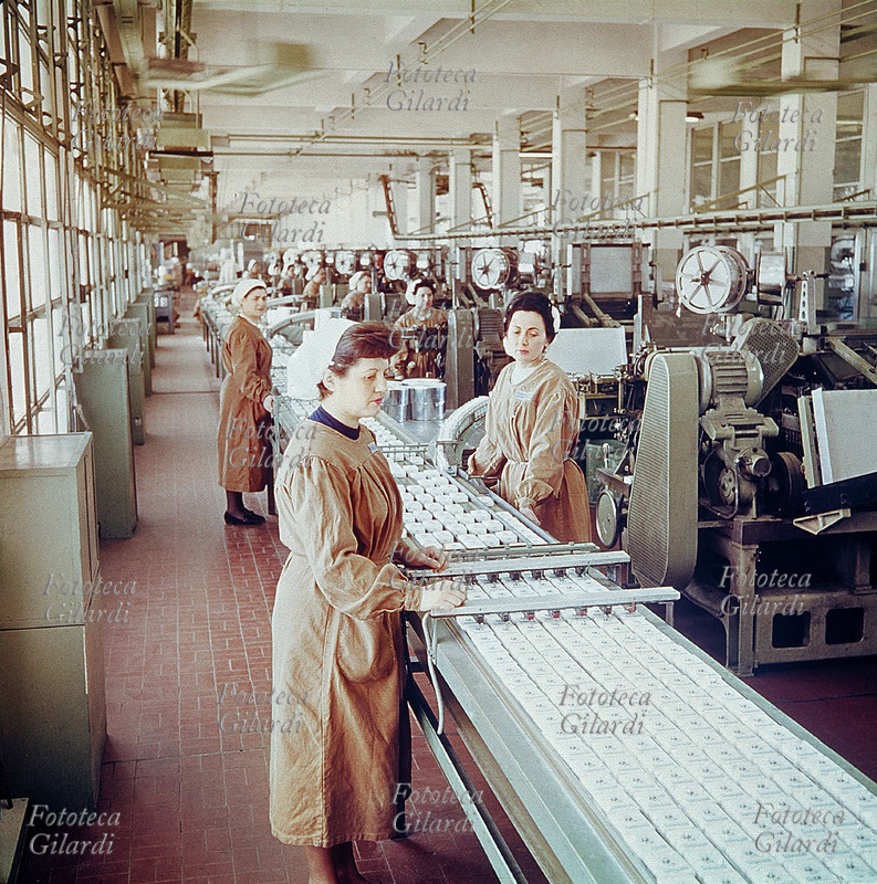 TABACCO Lavorazione del tabacco in una fabbrica manufatturiera del Monopolio di Roma. Operaie lavorano al procedimento di confezione delle sigarette, 1960 circa
