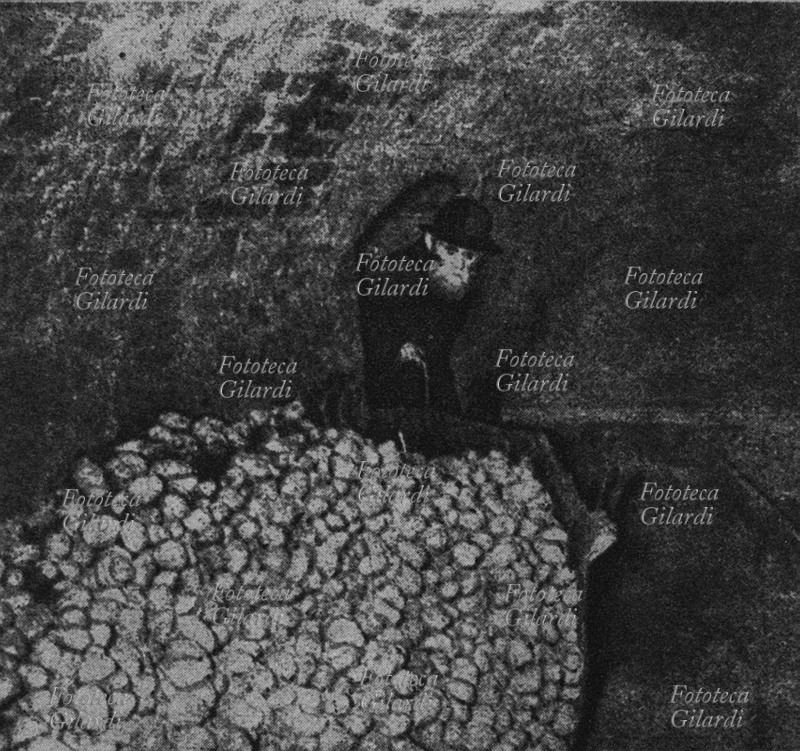 SHOAH anziano ebreo emerge da un nascondiglio sotterraneo, in cantina dietro ad un mucchio di patate, si nascondeva per sfuggire alla cattura e alla deportazione verso i campi di sterminio, cioè alla morte. Ad attenderlo i militari tedeschi. Probabilmente era stato denunciato dai vicini di casa: chi \