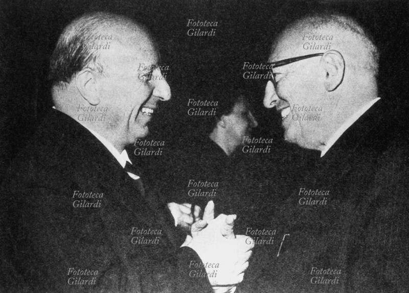Mario SCELBA (5 settembre 1901 – 29 ottobre 1991) e Pietro NENNI (9 febbraio 1891 – 1° gennaio 1980) Un cordiale saluto fra i due onorevoli italiani; il primo, Ministro dell\