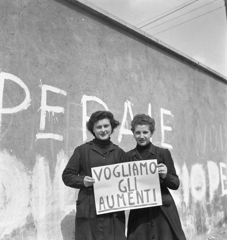 PICCHETTO DI OPERAIE VOGLIAMO GLI AUMENTI PICCHETTO DI OPERAIE VOGLIAMO GLI AUMENTI