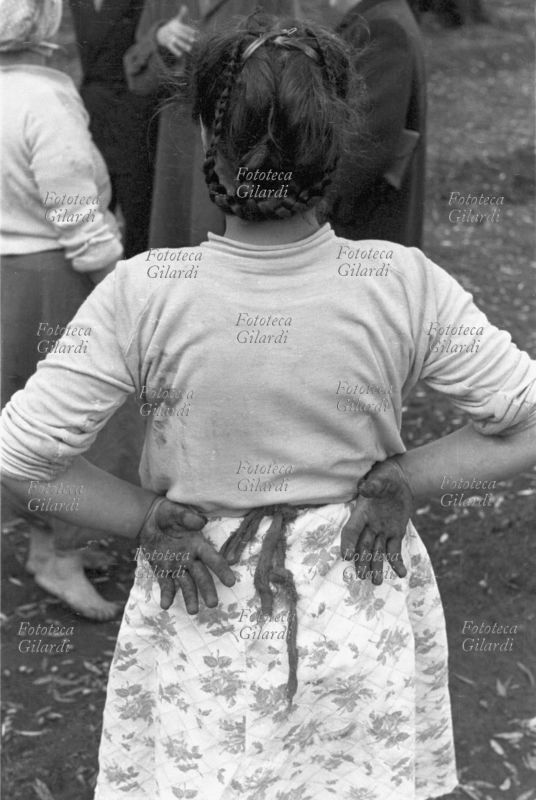 AGRICOLTURA controcampo del ritratto al 26975: giovane e graziosa raccoglitrice di olive calabrese, ripresa di schiena a mezzo busto nell\