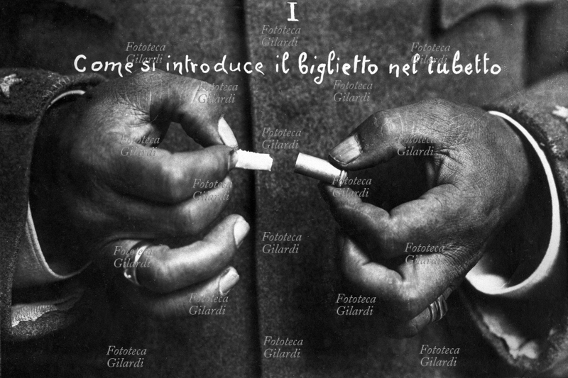 COMUNICAZIONI "Come si introduce il biglietto con il messaggio nel tubetto". Prima immagine di una breve sequenza fotografica che illustra le fasi della preparazione del piccione viaggiatore per la missione di volo (vedi anche #25301 e #39780). Per uno dei più antichi servizi di messaggistica, viene utilizzata l\