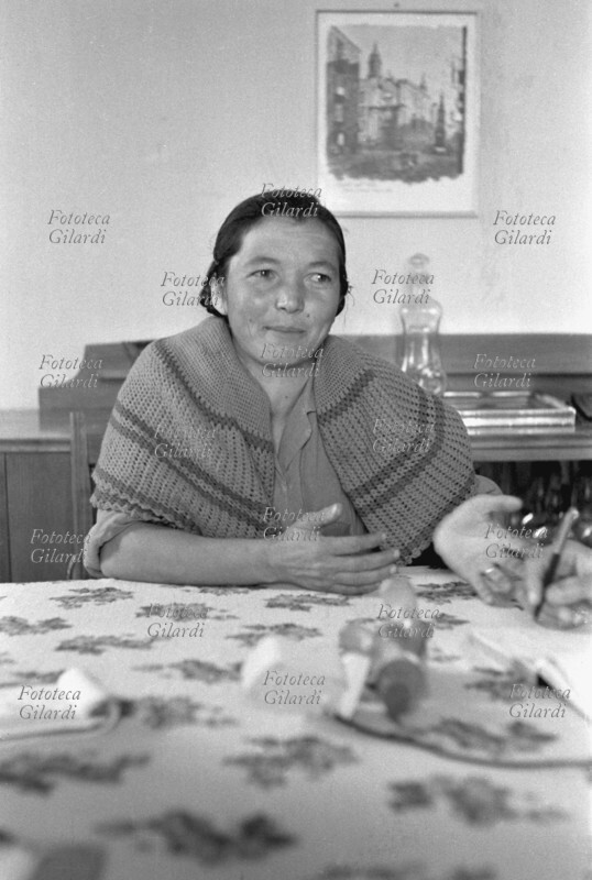 ALBANO DI LUCANIA (PZ) una donna racconta un episodio di affatturazione. Sequenza fotografica (5ª di 8, vedi anche: 5565, 5564, 5563). Il colloquio si svolge in casa del medico del paese, durante l\