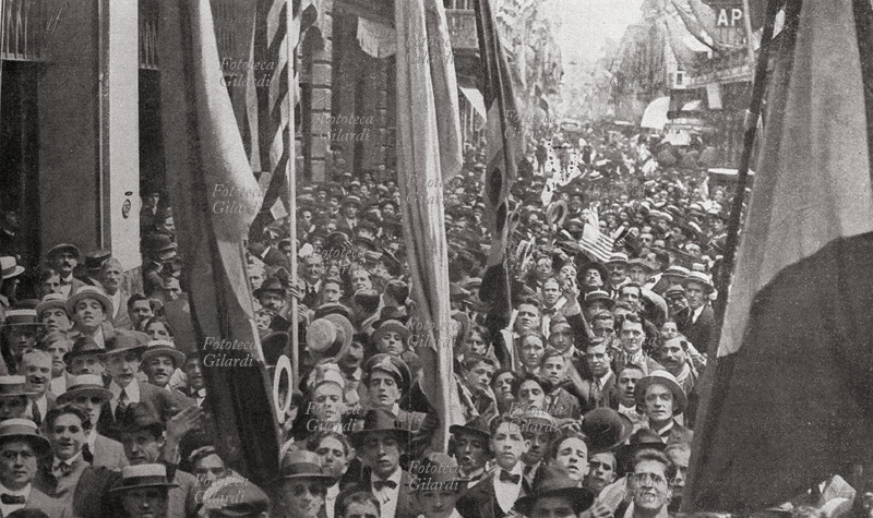 ARGENTINA primo anniversario della fine della prima guerra mondiale: manifestazione di reduci italiani, civili e militari esultanti tra le bandiere. Buenos Aires, dicembre 1919