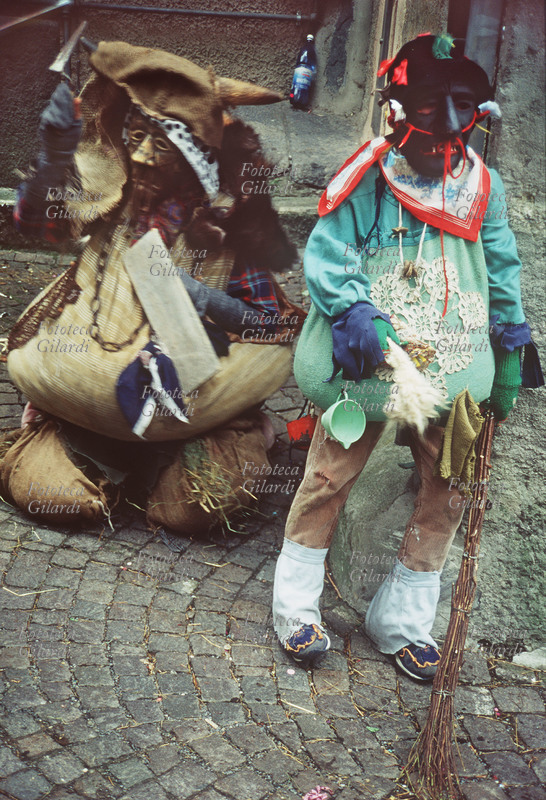 CARNEVALE di SCHIGNANO Elemento centrale del carnevale è la contrapposizione fra le maschere dei belli e dei brutti. Il travestimento dei brutti è rappresentato da stracci vecchi e logori, anch\
