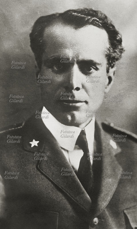 Umberto NOBILE (1885-1978) ritratto fotografico del celebre esploratore italiano. Progettista del dirigibile Norge con il quale sorvolò il Polo Nord nella spedizione Amudsen-Ellsworth (12-5-1926).