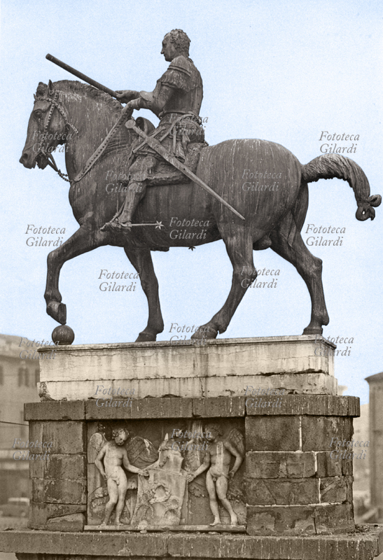 GATTAMELATA Erasmo da Narni, detto il (1370-1443), valoroso condottiero di ventura. Monumento equestre al Gattamelata, scultura di Donatello (1386-1466) Padova, Piazza del Santo, fotografia 1970 circa