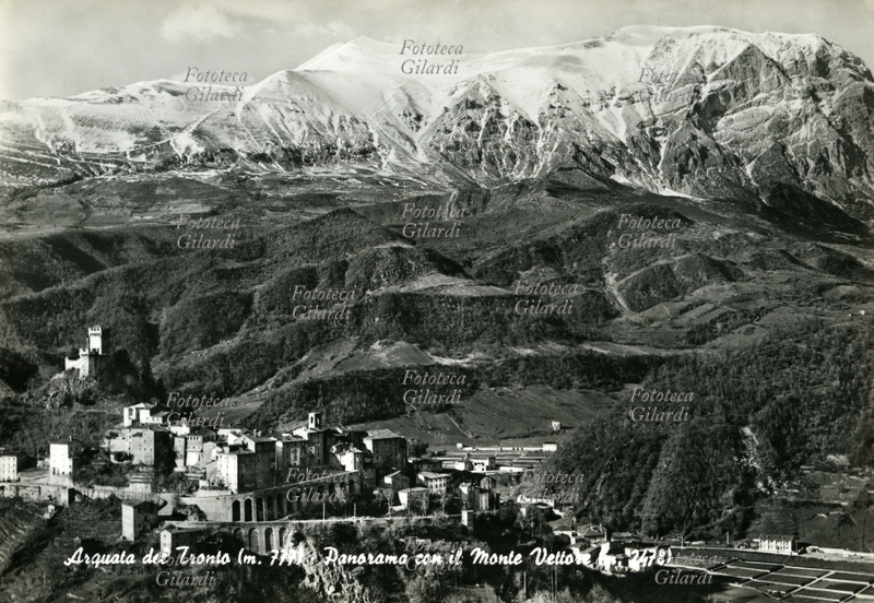 ARQUATA DEL TRONTO m. 778; panorama con veduta del Monte Vettore m. 2478. Cittadina del Piceno confinante con tre regioni (Lazio, Umbria e Abruzzo), il suo territorio è racchiuso fra due aree naturali: il Parco nazionale del Gran Sasso e Monti della Laga a sud, e il Parco nazionale dei Monti Sibillini a nord. Nota per la Rocca che domina l\