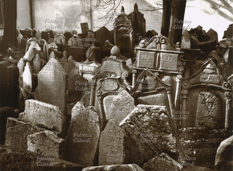 EBRAISMO Veduta del vecchio cimitero ebraico di Praga. La tomba più vecchia risale al 1389 e la più recente al 1787. È il luogo di sepoltura ebraico più interessante del mondo. Per mancanza di spazio vari strati di lapidi si sono accumulati nei secoli (9 strati per 20.000 sepolture)