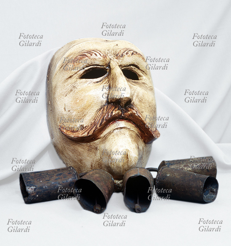 MASCHERA lignea del carnevale tradizionale di Sappada, piccola comunità delle alpi bellunesi che ha conservato un dialetto di ceppo linguistico tedesco conseguente a insediamenti di popolazioni germaniche del secolo. La maschera rappresenta il \