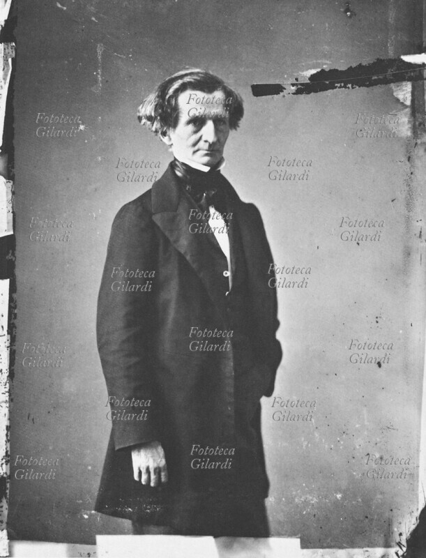Hector BERLIOZ (11 dicembre 1803 – 8 marzo 1869) Ritratto fotografico a figura intera del compositore francese, eseguito da Mayer et Pierson. Francia, XIX secolo.