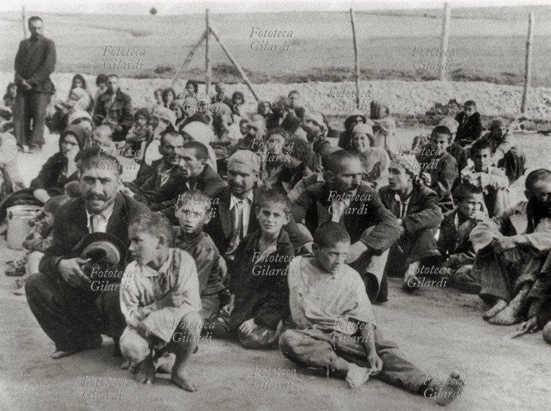 NAZISMO zingari in attesa di destinazione nel campo di concentramento di Belzec, in Polonia. Belzec, 1940