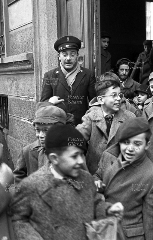 SCUOLA Il bidello saluta i bambini che escono alla fine del primo giorno di lezione dell\