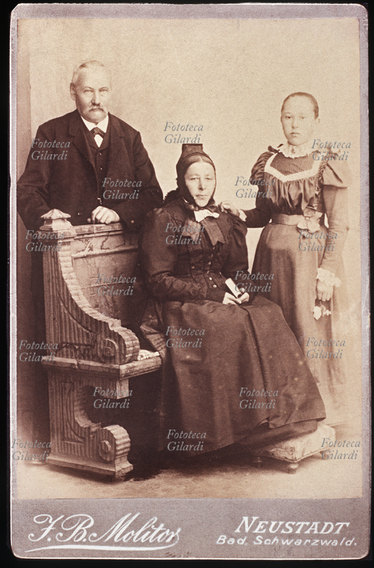 FAMIGLIA - Gruppo familiare tedesco: padre, madre ed una figlia. Fotografia. Neustadt (Selva Nera), fine XIX secolo