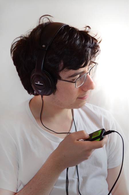 RAGAZZO ASCOLTA MUSICA RAGAZZO ASCOLTA MUSICA