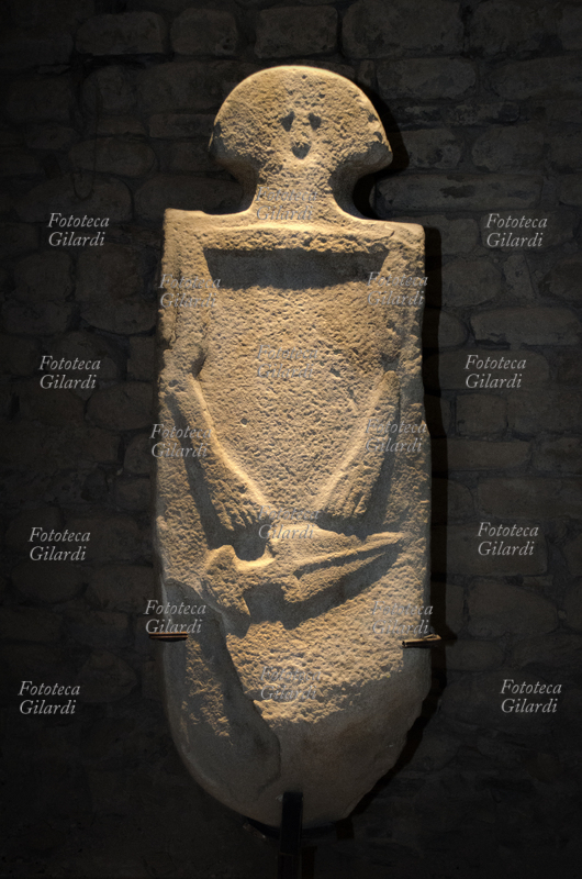 PREISTORIA Taponecco, figura maschile con pugnale, statua stele di epoca eneolitica rinvenuta a Taponecco di Licciana Nardi (MS). Questo genere di monumento di tipo antropomorfo in pietra arenaria, rientra nel fenomeno del megalitismo, comune alle popolazioni pre/protostoriche dell\