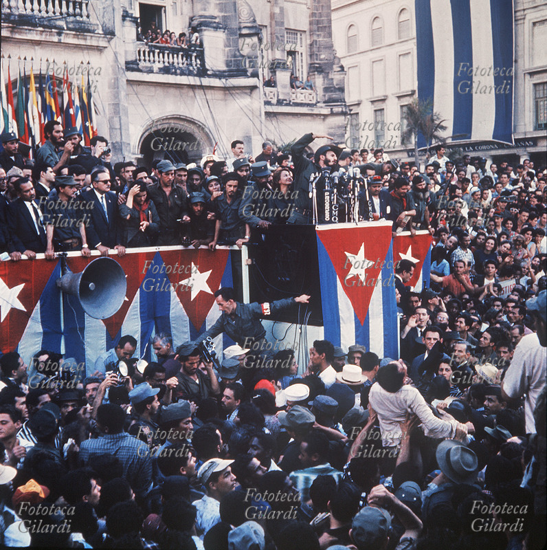 Fidel CASTRO tiene un comizio dopo la vittoria della rivoluzione cubana. Il palco da cui parla è ricoperto di bandiere di Cuba. Cuba 1959