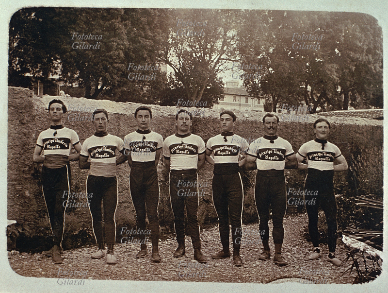 SPORT gruppo di sette atleti della squadra \