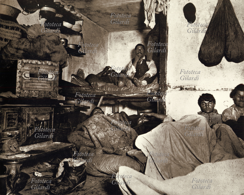 EMIGRAZIONE Abitazione dormitorio di emigrati italiani, fotografia di Jacob A. Riis, New York, 1890