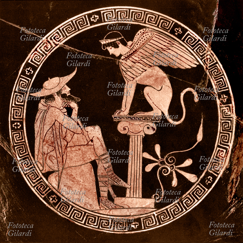 EDIPO e la Sfinge. Edipo indossa il petaso cappello con falde larghe in cuoio, feltro o paglia, utilizzato prevalentemente durante i viaggi per ripararesi dal sole e dalla pioggia. Pittura vascolare da una coppa attica del V secolo a.C.