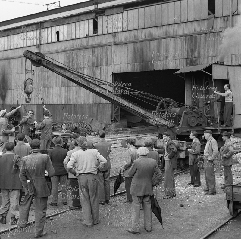 S.M.O. ITALIA lotte operaie alle Ferriere Bruzzo di Genova, in serrata da 35 giorni: aggancio al braccio-gru, durante le operazioni di trasporto di un gruppo elettrogeno dal camion al vagone ferroviario diretto in fabbrica; il pezzo industriale, offerto dagli altri lavoratori del genovese, doveva consentire il proseguimento della produzione durante l\
