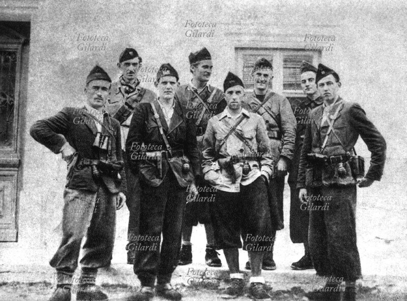 II G.M. JUGOSLAVIA Resistenza: partigiani in posa attorno all\